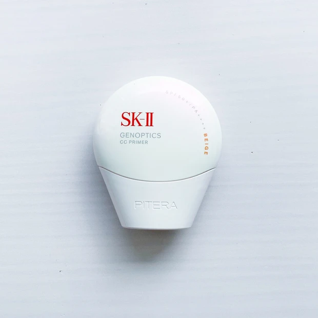 SK-IIの2025年新作「ジェノプティクス CC プライマー」。素肌を明るく整える化粧下地の製品写真。