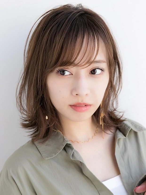 サイドバングでおしゃれに、小顔に。デキる女子のふんわり束感ミディ