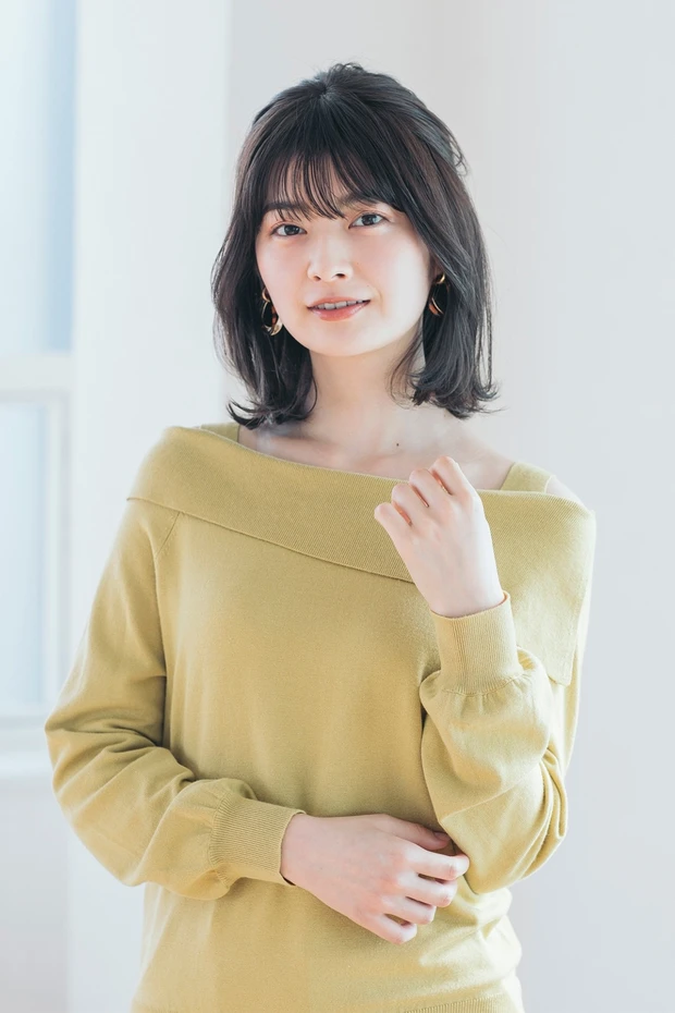 アシンメトリーな肩あきニット×外ハネスタイルで、大人っぽデートスタイル