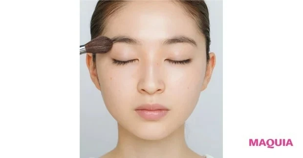 ブラシでパウダーを顔に塗る様子