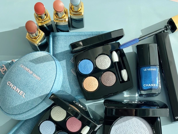 シャネル「デニム メークアップ コレクション」を全色スウォッチ！ 限定ポーチ付きのハイライターやアイシャドウが登場