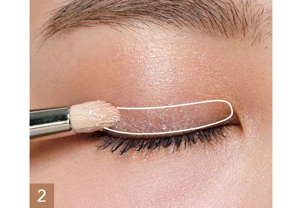 アイメイク 二重 長井かおり キワにラメをのせる