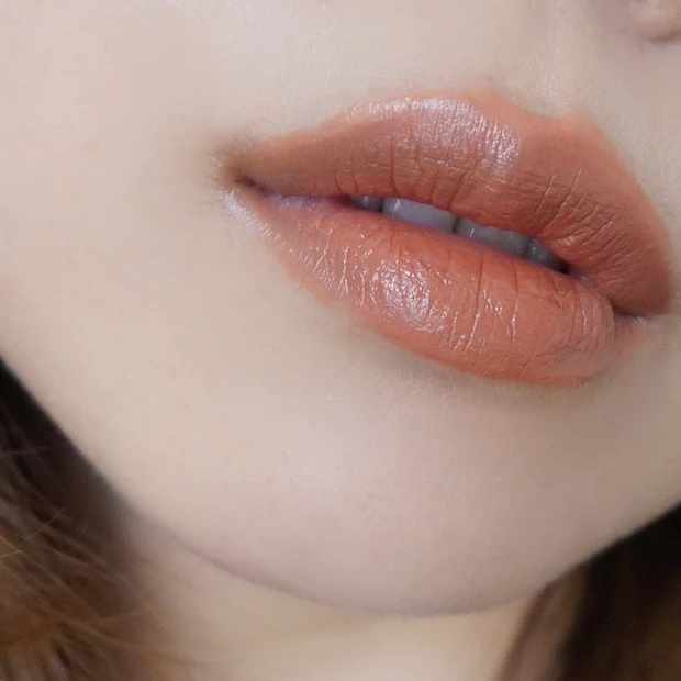 コンスピキュアス リップス　アンプリチュード Amplitude 上品リップ デパコスリップ ブラウンベージュ  