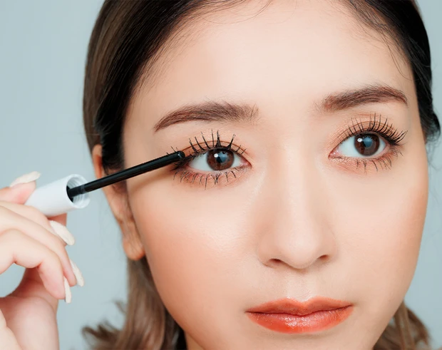 みちょぱ マキア 池田美優 まつげをいたわるマスカラの落とし方➀ コームタイプのリムーバーを使用