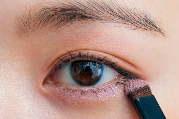 ピンクのアイパレットで作るおすすめピンクメイク5選_4.「ピンク」をミニマム塗り! すっきり美人アイのピンクメイク_4