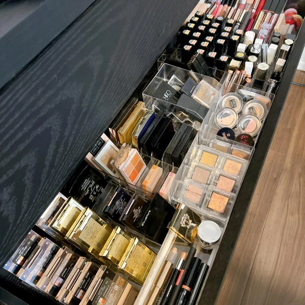 ドレッサー内のコスメ収納