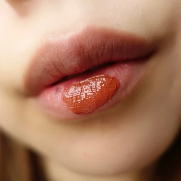 Ririmew リリミュウ センシュアルフィックスティント プチプラコスメ プチプラティント プチプラリップ ティントリップ 指原莉乃 さっしー プロデュース ツヤ 高発色 LOFT ロフト PLAZA プラザ 04 シナモンナッツ