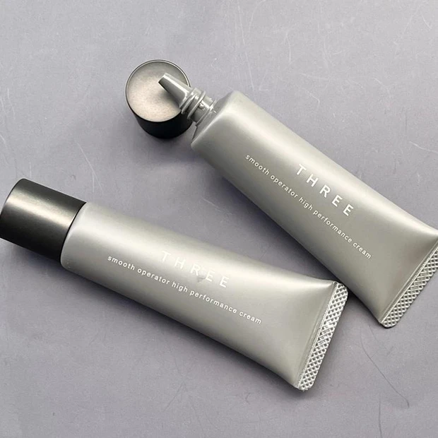 【6位】THREEから新ベースメイクアイテムが登場! “消える粉”発想でエフォートレスな肌を演出