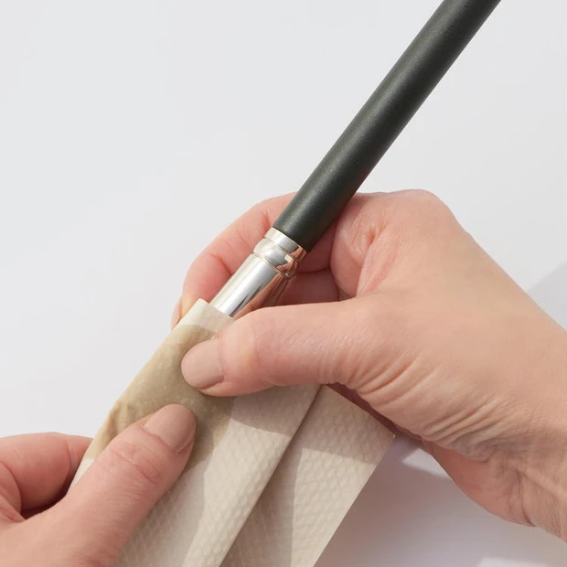 フェイスブラシの洗い方【中性洗剤で洗う場合】 2. 十分にすすいだら、キッチンペーパーなどで水気を取り除