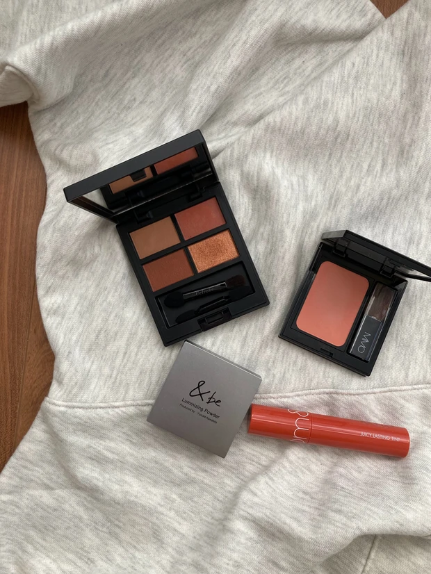 【ファッション×メイク】スウェットを着る時のメイク、どうしてる？浮かない、部屋着にならない！ちょうどいいメイクのバランスとは？_1_2