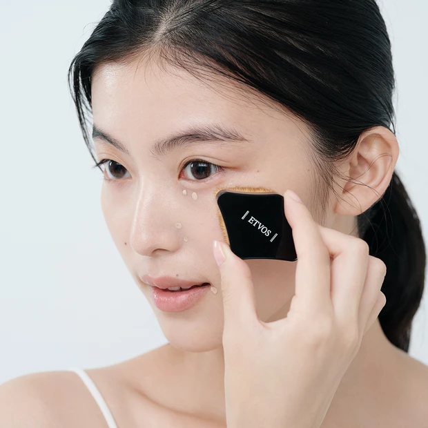 エトヴォス ミネラルインナートリートメントリキッドコンシーラーの使い方②　中野明海メイク