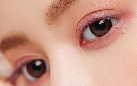 山本望叶 ピンクアイシャドウ