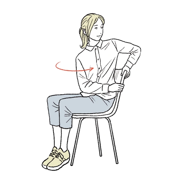 椅子の背もたれを持ち、腰をひねる