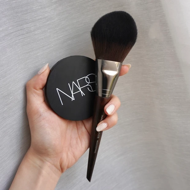 フェイス用のおすすめデパコスメイクブラシ、メイクアップフォーエバー プレシジョンパウダーブラシ 128とお気に入りのNARSのパウダー