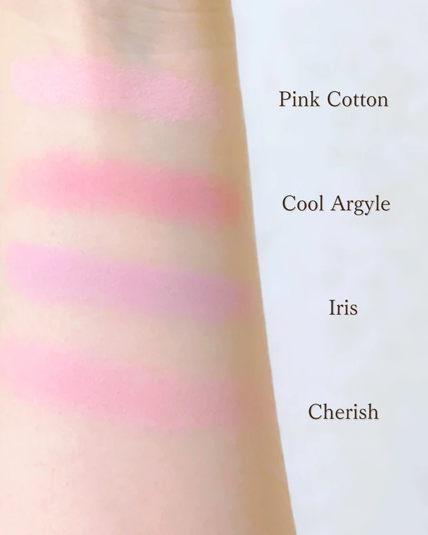 デイジーク ブレンディングムードチーク #05 Violet Knitをスウォッチ。青みがしっかり効いた4色が肌になじみ、火照りを抑えながら透明感あふれる血色感を演出。