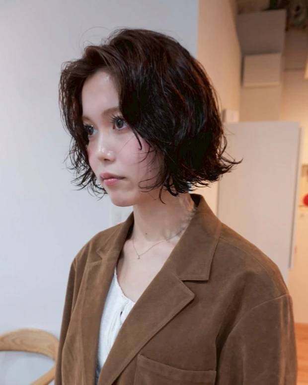 髪型　レイヤーボブ　ボブヘア　パーマ　前髪なし　スタイリング