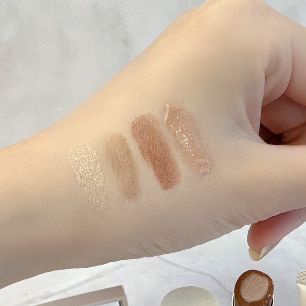 RMK ザ ベルベット ゲスト キットを手の甲に塗布した様子