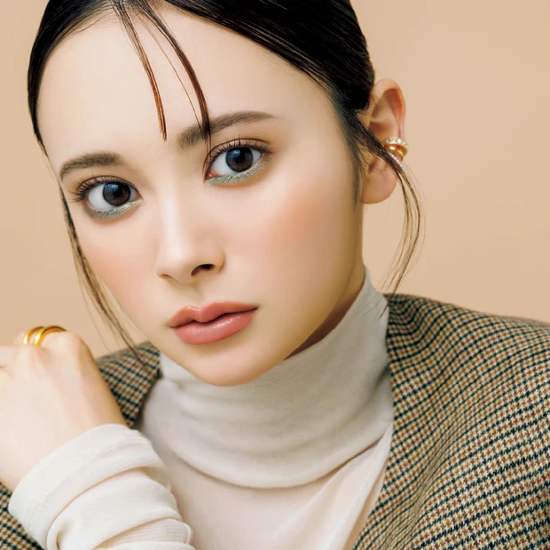 【伊藤百花さんの秋新色メイク】モダンな“グリーン”で透明感とこなれ感を宿す!