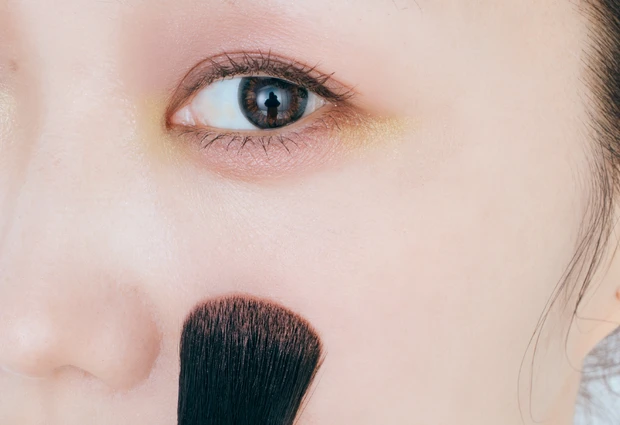 1.旬の柔らかピンクメイクでフレッシュな印象に_チークは濃淡のメリハリを つけて縦長印象を遮断