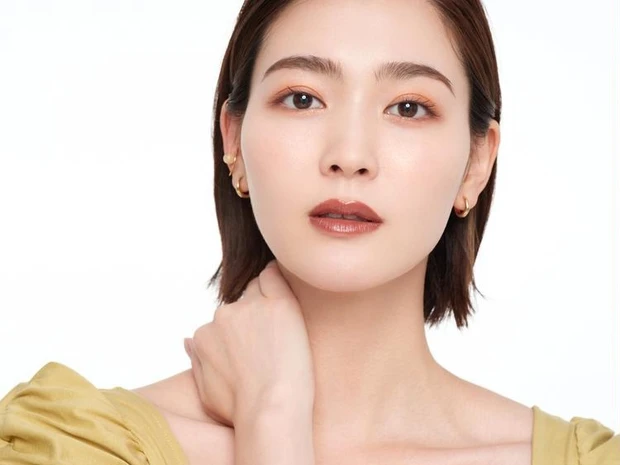 崩れない　ベースメイク　シュウ ウエムラ　ルースパウダー　スポンジ　プロ　メイク　やり方