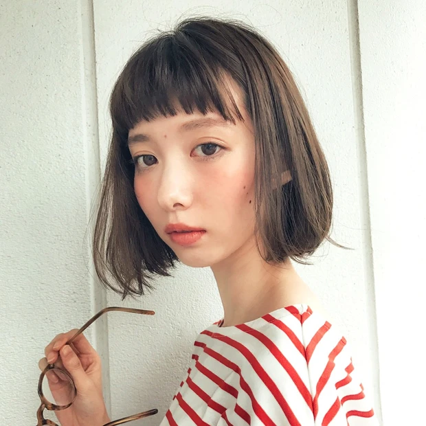 ワイドバング ボブ シンプルで感度高め! ワイドバング×ブルーカラーの最先端ミニマルボブ