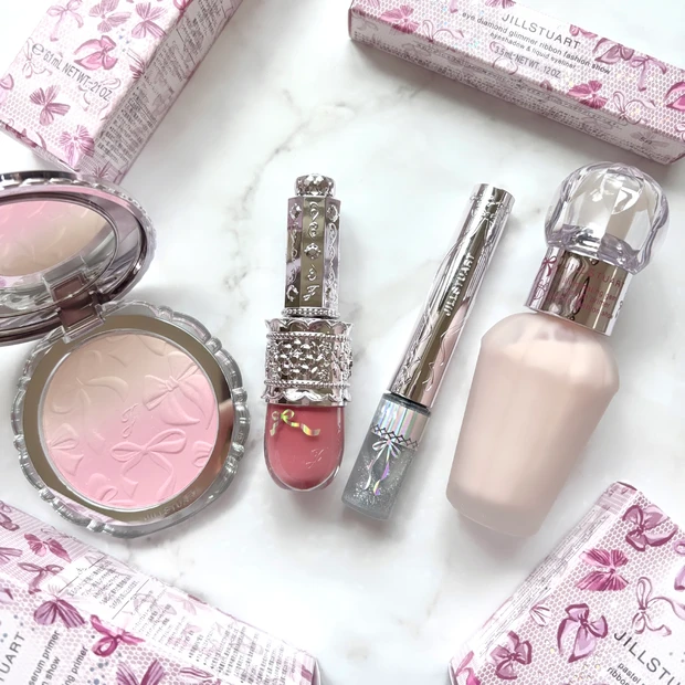 ジルスチュアート 2025クリスマスコフレ「Ribbon Fashion Show」パッケージ正面