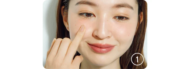 多幸感メイク チークの入れ方ハウツー　中央にリキッドチークを入れる