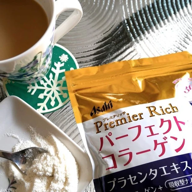 1回分の値段と共に袋のここを見ないと！この数値はシリーズ内でNo.1。1回分あたり5500mgの贅沢処方で、美体質乳酸菌入りのコラーゲンパウダー。Asahi「パーフェクトアスタコラーゲン」溶けやすく、さらっさらの粉雪のよう。