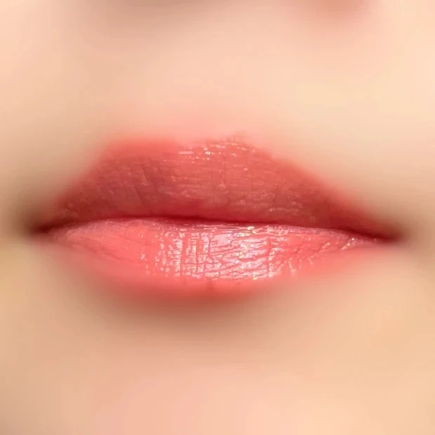 SUQQU モイスチャー グレイズ リップスティック 02 スウォッチ