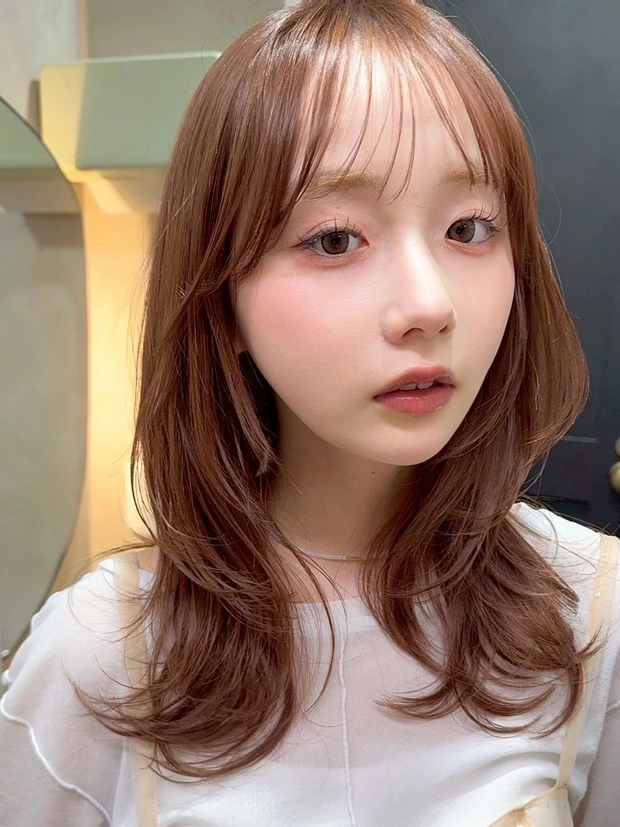 髪型　ミディアムレイヤー　ミディアムヘア　小顔ヘア　正面