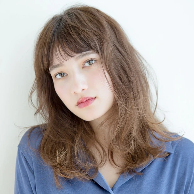 ワイドバング ロング ドライな質感に女性らしさが漂う、カジュアル&モードなウェーブロング