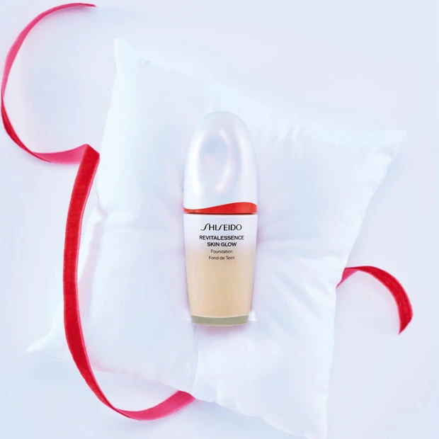 【8位】小嶋陽菜さんの神コスメ「SHISEIDO エッセンス スキングロウ ファンデーション」。薄づきでツヤ感も最高！【付録「こじはる愛用コスメハピバBOX」紹介】