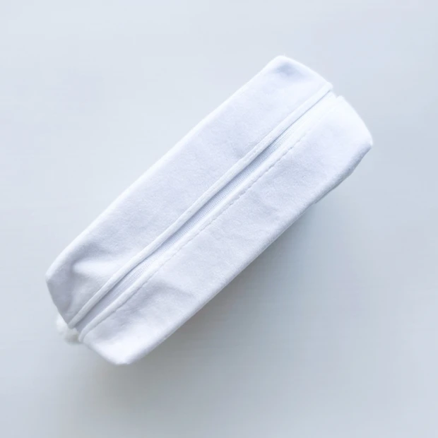 限定オリジナルポーチのチャックが完全に閉まった状態の写真。コスメポーチとして便利なサイズ感。