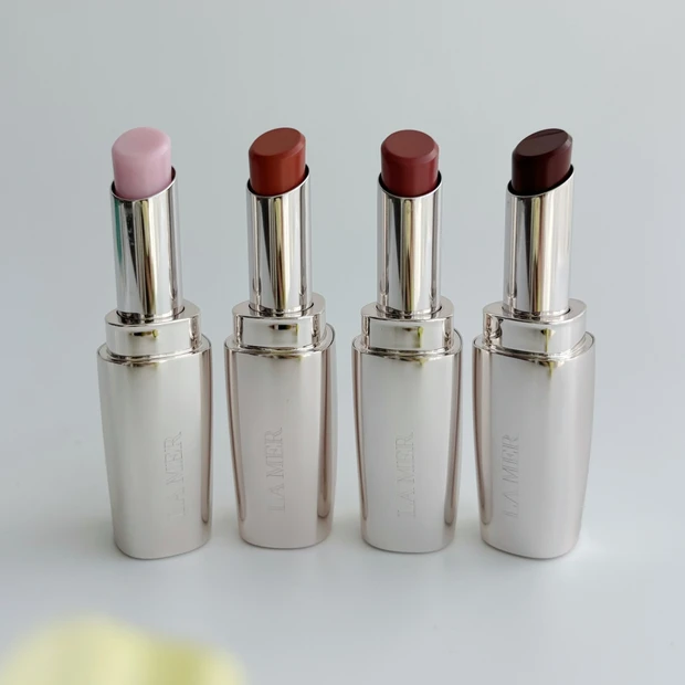ラ・メール初のリップトリートメント全4色をスウォッチ！ スキンケア効果とカラーどちらも叶う