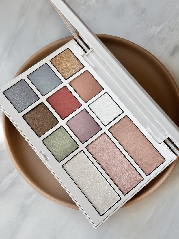 アディクション　デパコス　クリスマスコフレ2025 限定　アイシャドウ　チーク　アイパレ　メイクパレット