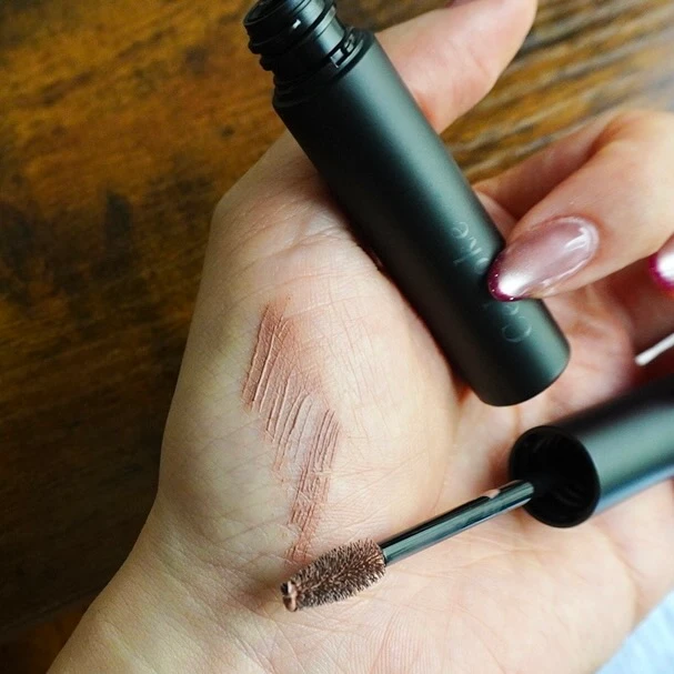 Celvokeインディケイト アイブロウマスカラ C 08 ロージィシナモンのスウォッチ