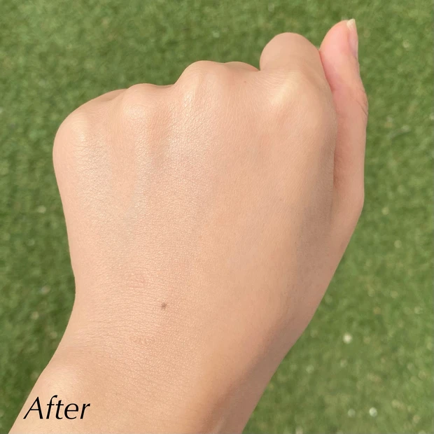 V3 エキサイティング ファンデーションを塗布した手