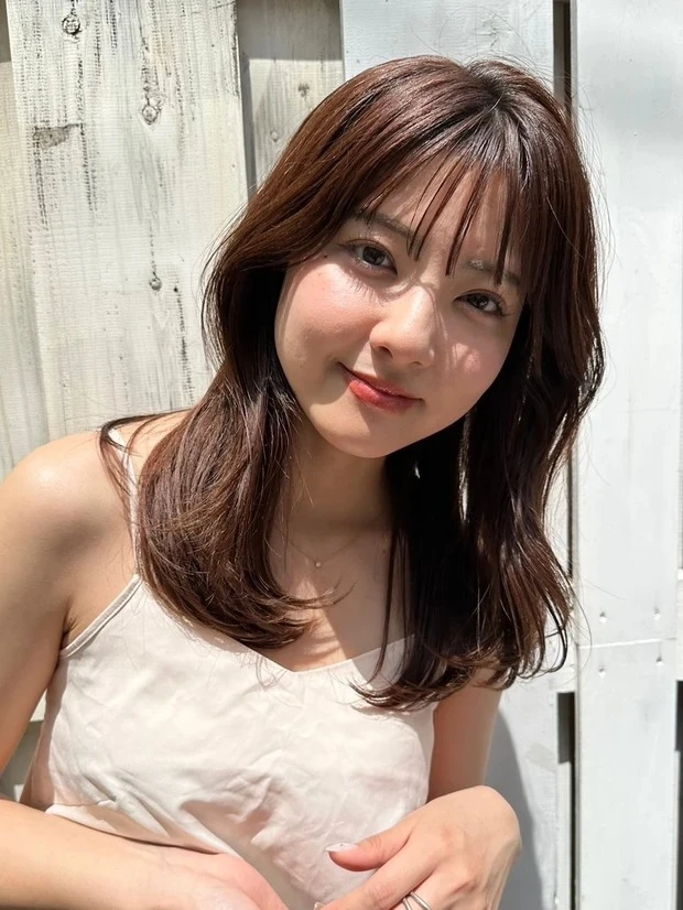 Belleの髪型・ヘアスタイルまとめ_セミロングヘア_【小顔見えが叶うセミロング】シースルーバング×フォギーベージュで夏らしくアップデート