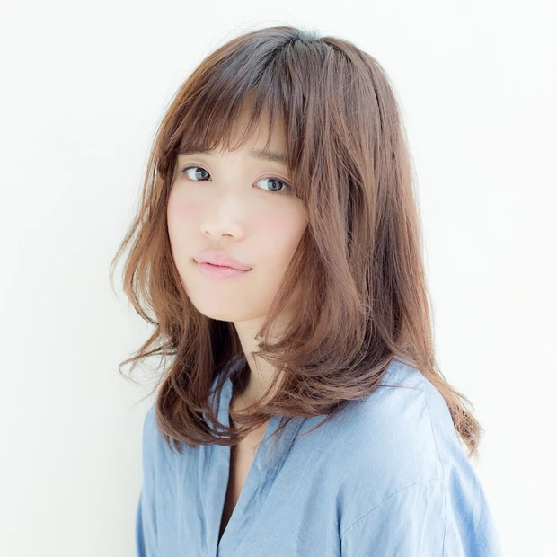 人気のレイヤーミディ×ブルーベージュで透明感たっぷりの秋髪に