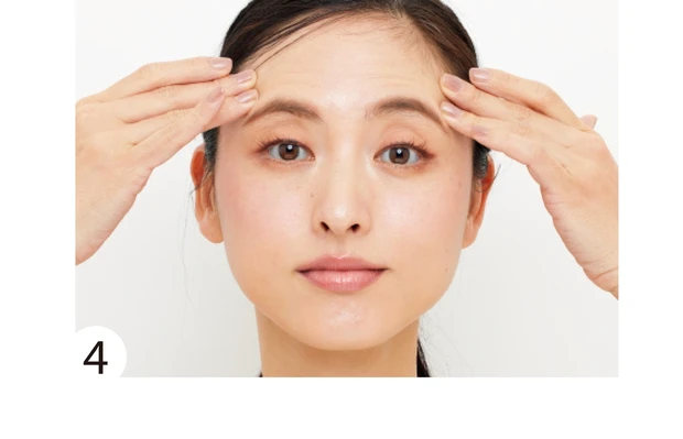 眉山の上を両手で押さえ、皺眉筋のみを上へ10回。眉がハの字になるように。