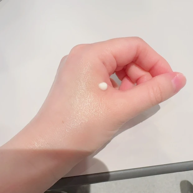 ELIXIRのシワ改善クリームのテクスチャー