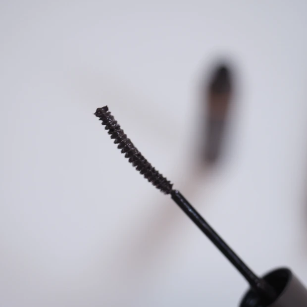 mude. インスパイアスキニーマスカラ の極細ブラシ