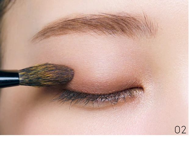 【2025年秋 アイシャドウ】対極質感(マット×グリッター)で透明感増し 手順2