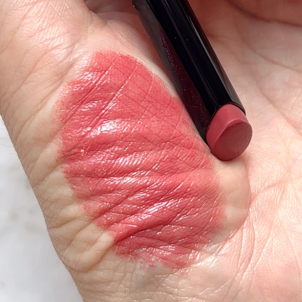 226 ダーリン ブラッシュのスウォッチ 手に塗った発色