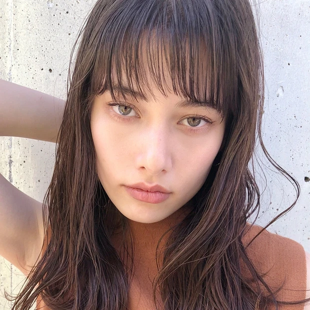 重めシルエット×シースルーバングで大人リラクシーなセミロングに!