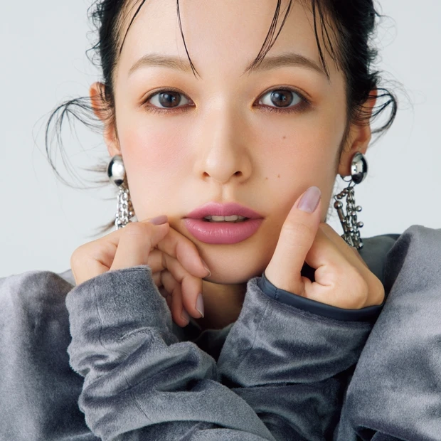 林 由香里さんの最新メイク。シャープな色合わせから生まれるエッジの効いた…