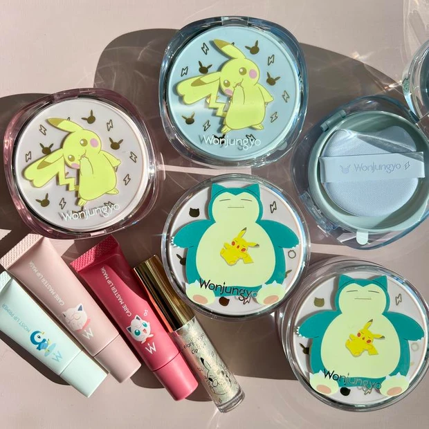 【5位】ウォンジョンヨ×ポケモンのコラボアイテムをスウォッチ! 人気キャラクターが描かれた限定デザインで登場