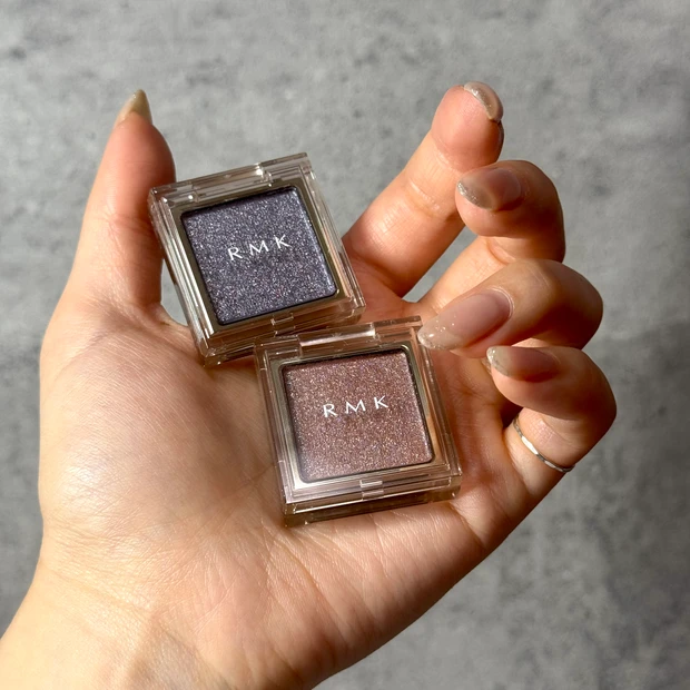 RMKインフィニシェイド シングルアイシャドウ21番とEX-01番を手に持った画像