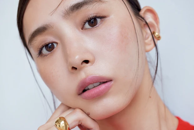 ピンクでなりたい印象に! 大人の最新ピンクメイク5選_3.「くすみピンク」を使った大人の上品ピンクメイク_2