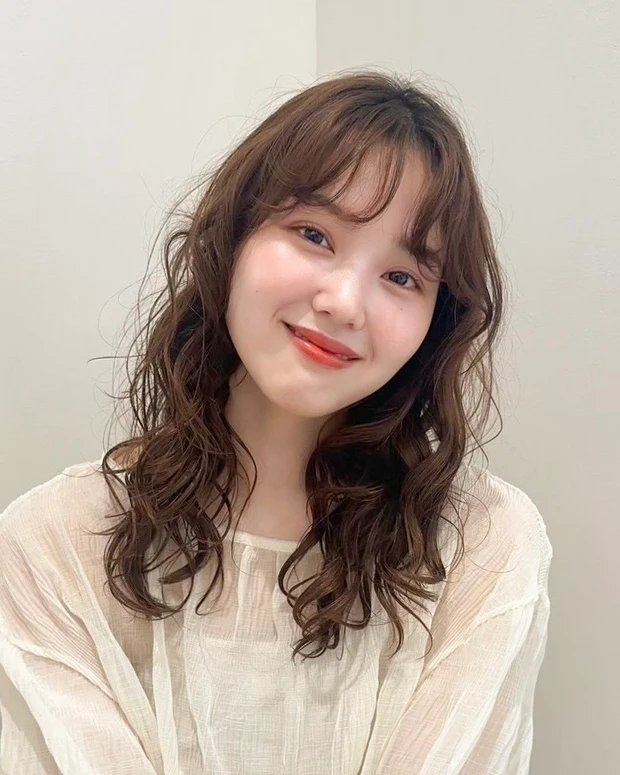 髪型 ミディアム ミディアムヘア 前髪あり パーマ ウェーブ スタイリング